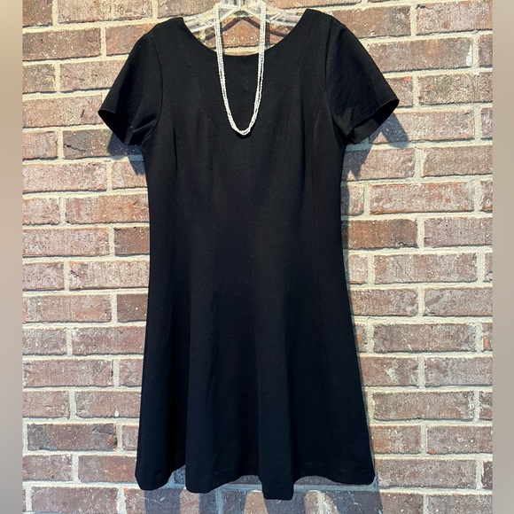 Banana Republic Black Skater Knit Ponte Dress Short Sleeve Exposed Zip Size 10 - Picture 2 of 8